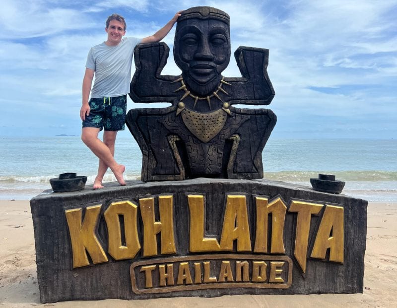 Homme sur totem thaïlandais sur un plage. 