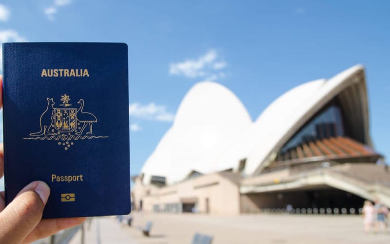 Homme tenant le passeport australien. 