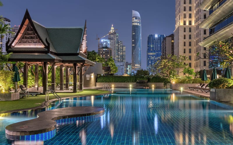 Un hôtel de luxe à Bangkok avec piscine. 