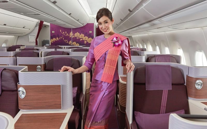 Hôtesse de l'air dans une bussiness class thai. 