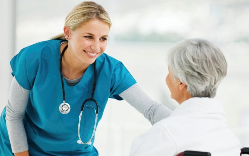 Une infirmière en Australie consultant un patient. 