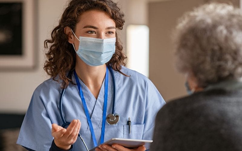 Une infirmière en consultation au Canada. 