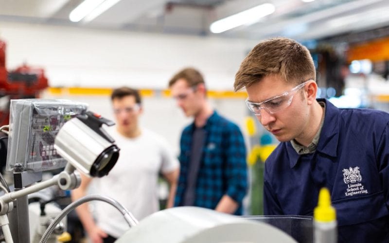 Des ingénieurs anglais diplômés travaillant. 