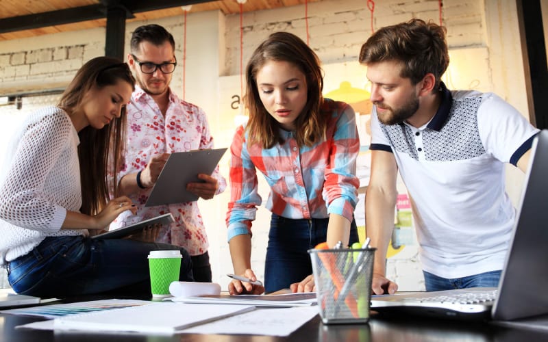 Des jeunes travaillant au Canada