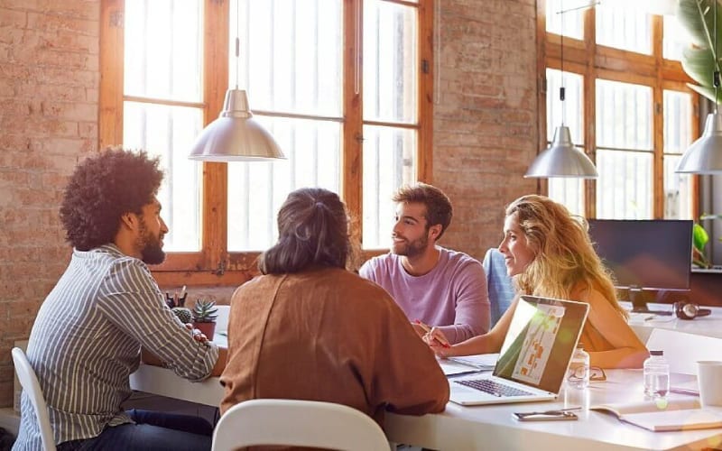 Un groupe de jeunes travaillant en Espagne. 