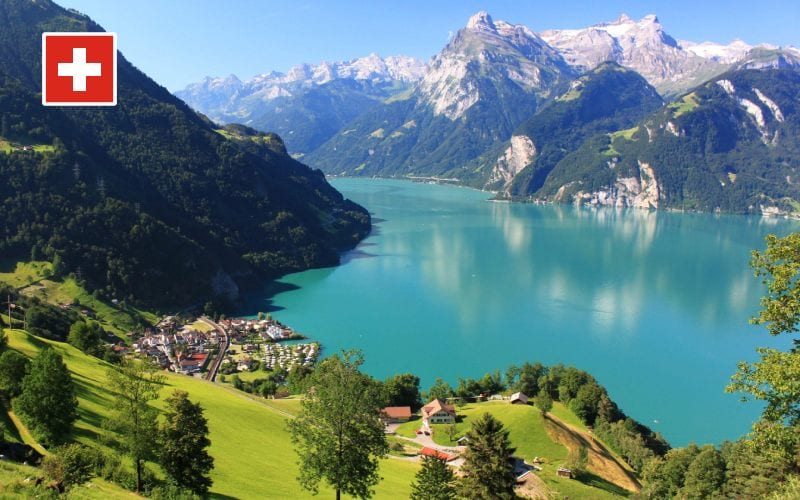 Un village près d'un lac et de montagnes suisses.