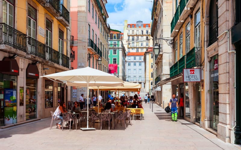 Une rue traditionnelle à Lisbonne avec des restaurants. 