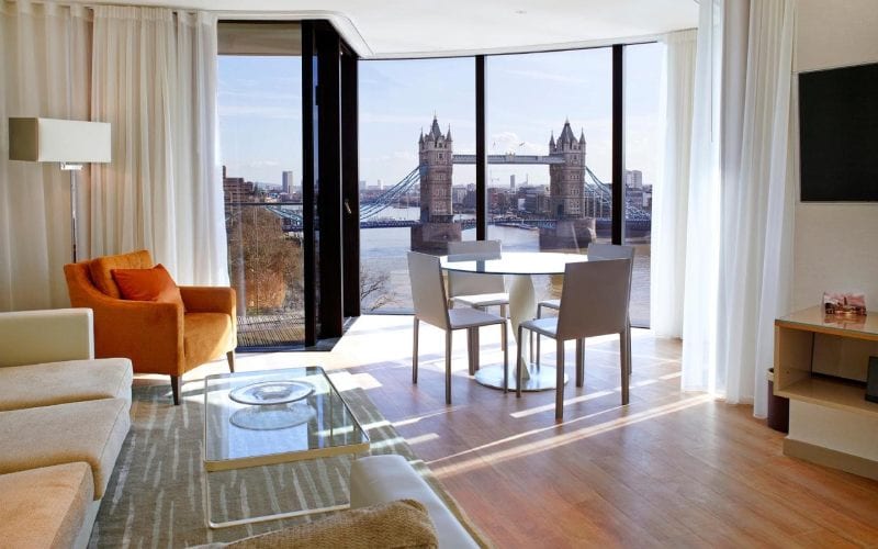 Logement à Londres avec vue sur la tamise et le pont principal. 