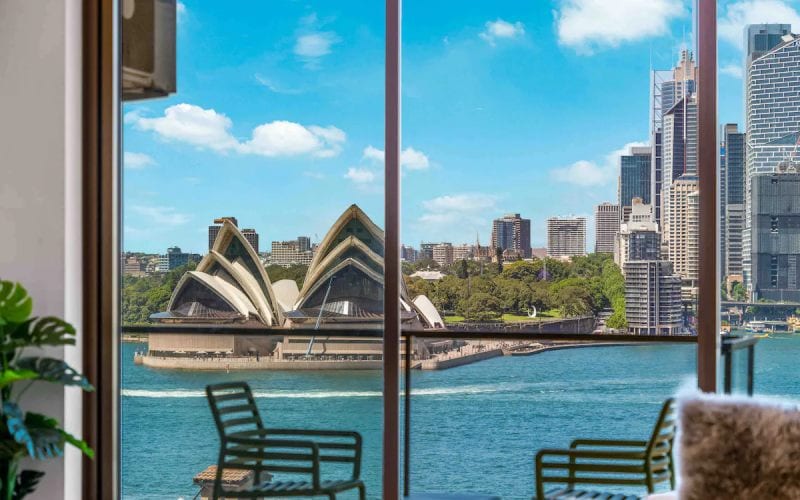 Un logement moderne à Sydney avec une vue sur l'opéra. 