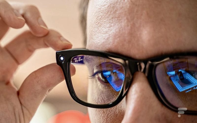 Lunettes futuristiques sur un homme