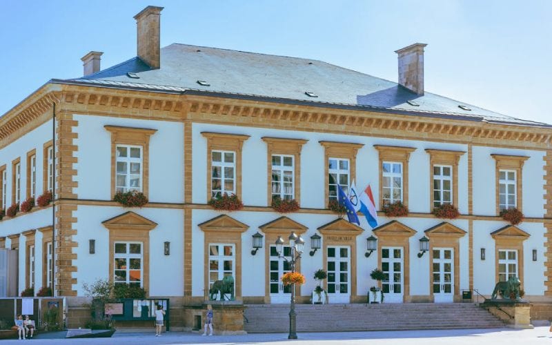 Photo d'une mairie au Luxembourg. 