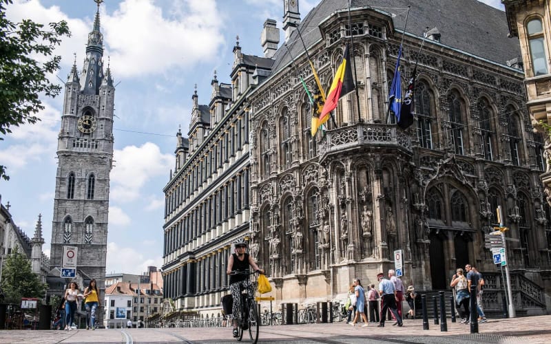 Façade d'une mairie typique en Belgique. 