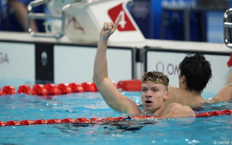 Photo de Léon Marchand nageur et champion olympique. 