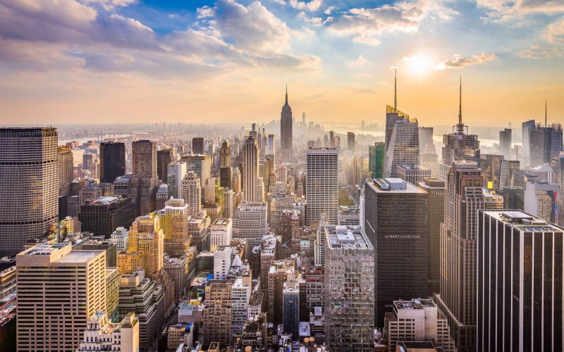 Skyline de NewYork avec coucher de soleil. 