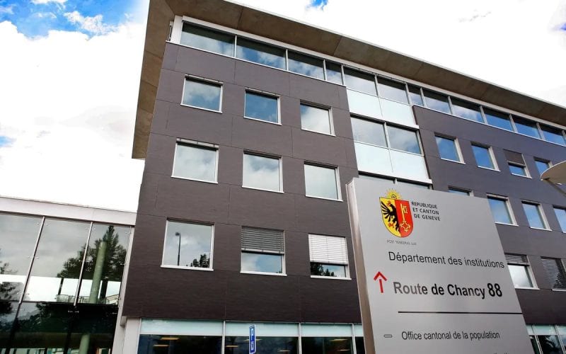 Photo de la façade de l'office cantonal de la population à Genève. 