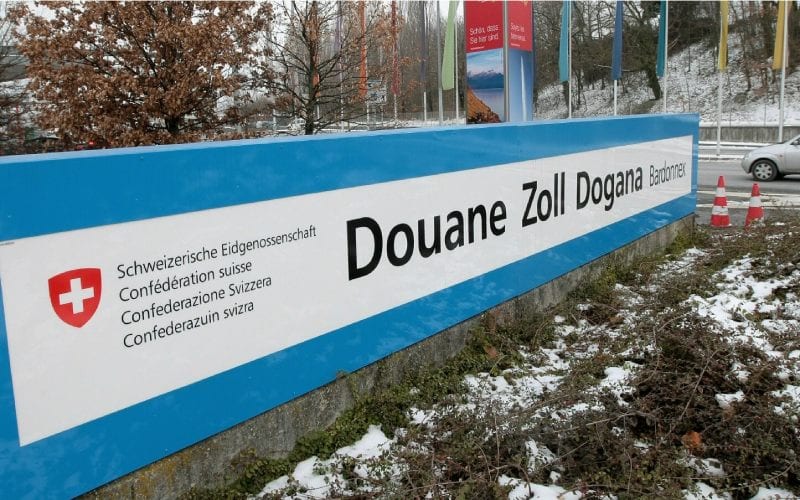 Panneau indiquant les douanes suisses et l'entrée en Suisse. 