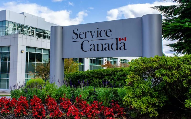 Panneau indiquant le Service Santé Canada dans un Parc fleuri. 