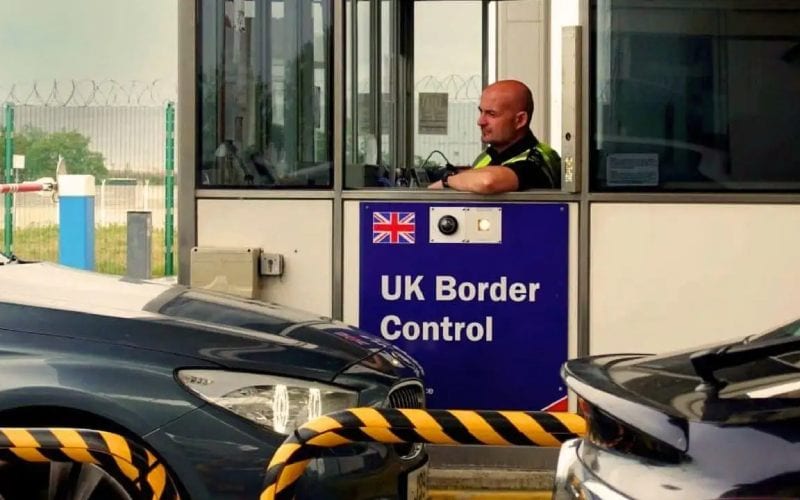 Passage à la frontière anglais avec douanier contrôlant les voitures