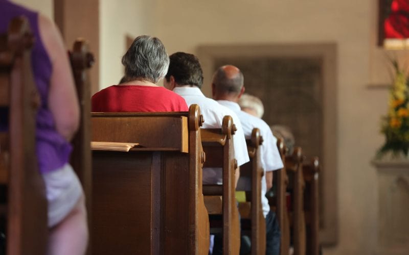 Plusieurs personnes au sein d'une église. 