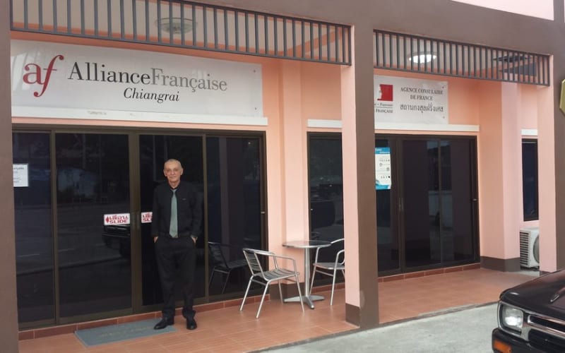 Photo de l'Alliance française de Chiangrai avec son directeur. 