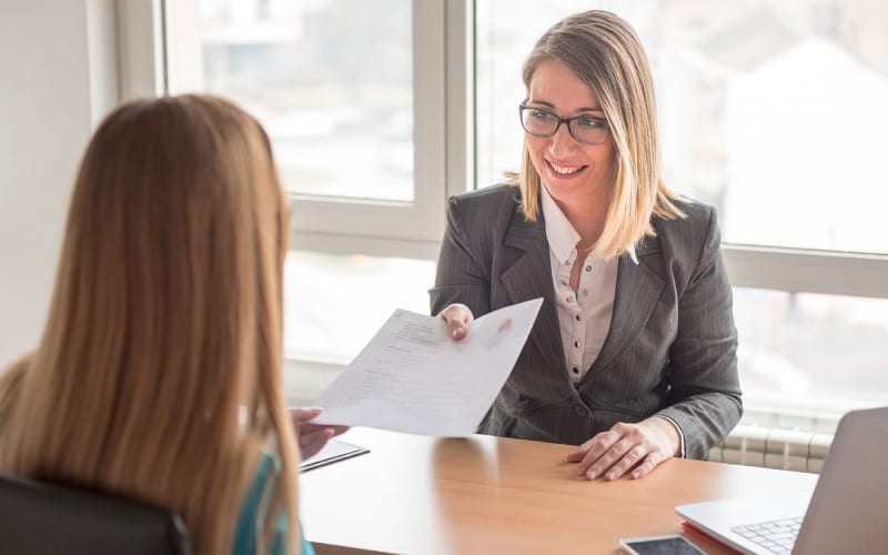Une femme passant un entretien d'embauche en Suisse. 