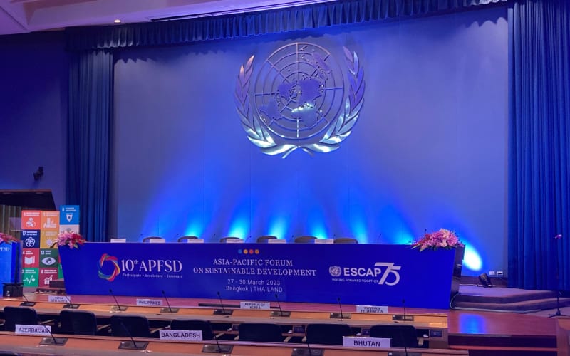 Photo d'un forum international aux Nations Unies. 