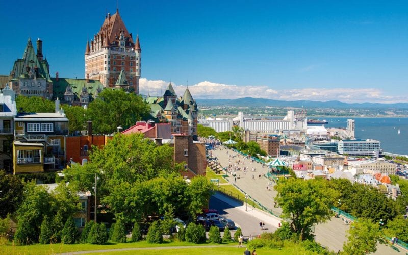Photo panoramique du Québec sous le soleil. 