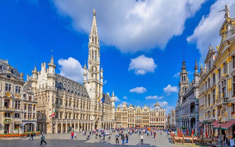 La place principale de Bruxelles sous le soleil. 