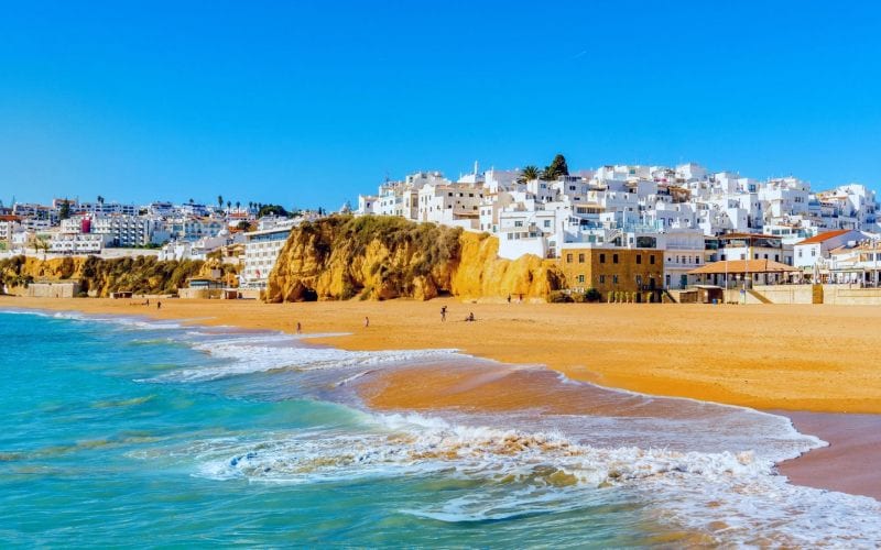 Plage à Faro avec maison blanche typique. 