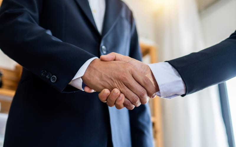 Une poignée de main entre homme d'affaires. 