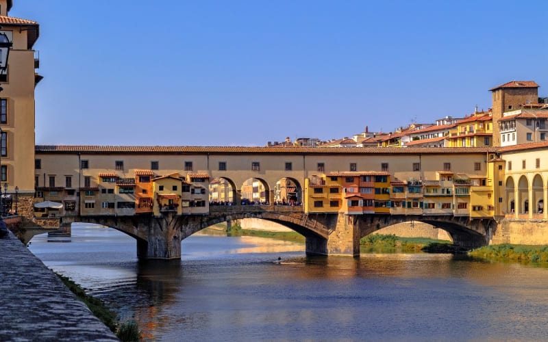 Pont à florence avec logement traditionnel dessus. 