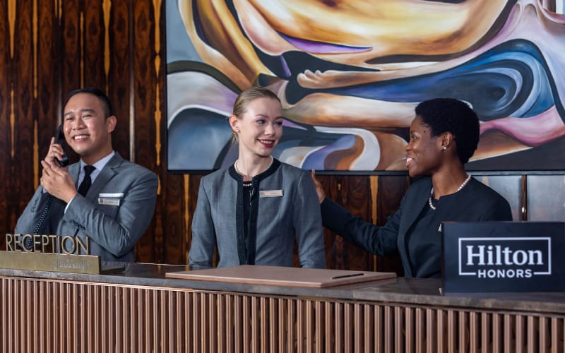 Des réceptionnistes à l'hôtel Hilton aux Etats Unis. 