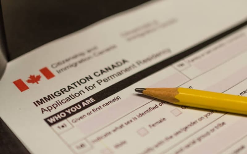 Papier administratif pour demander la résidence permanente au Canada. 