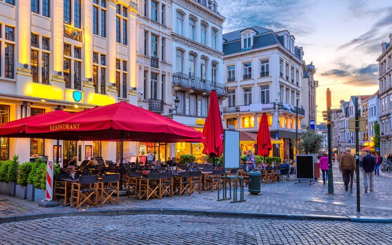 Un restaurant traditionnel dans une rue touristique en Belgique. 