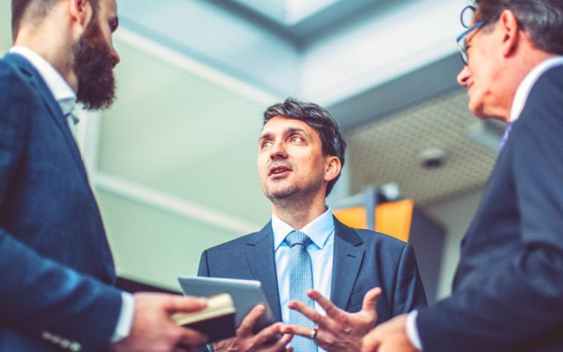 Une réunion d'affaires entre cadres d'une entreprise. 