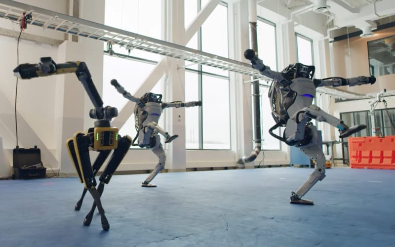 Des robots humains dansant. 