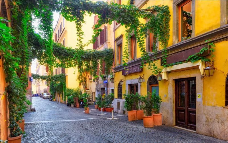 Rue traditionnelle italienne ensoleillée. 