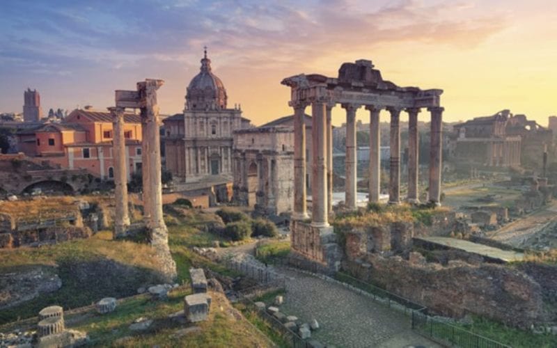 Vue sur les ruines romaines en Italie sous le coucher de soleil. 