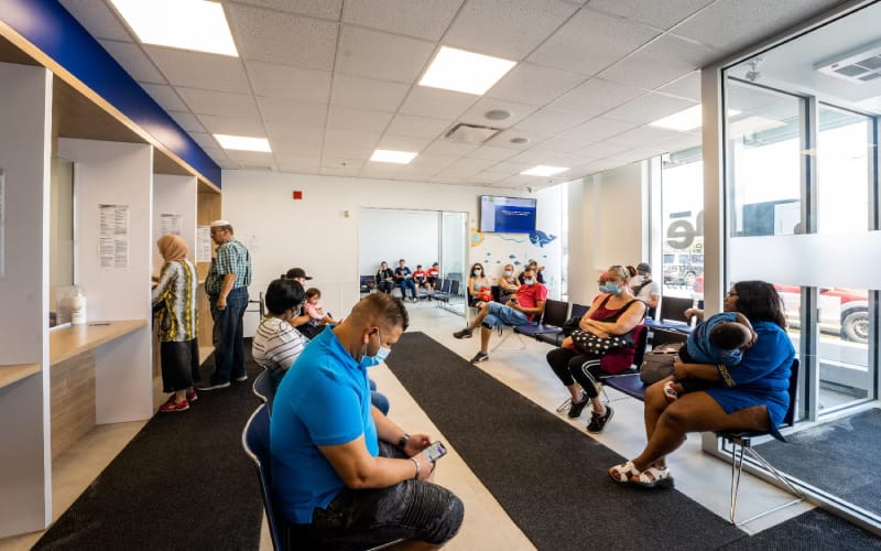 Une salle d'attente remplie dans un centre de santé au Canada
