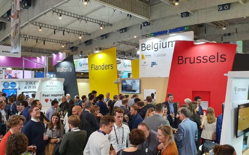 Salon commercial avec chaque région belge représentée.