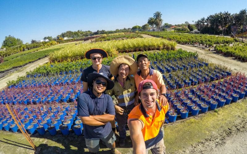 Un selfie d'expatriés dans une ferme en Australie. 