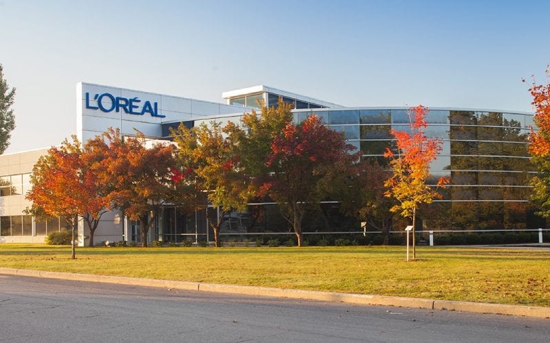Photo du siège de l'Oreal au Canada sous l'automne. 