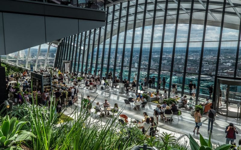 Un bar dans les airs à Londres où il y a des professionnels. 