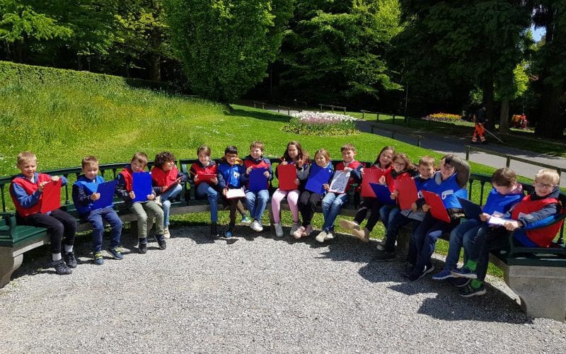 Sortie scolaire avec enfants dans un parc en Suisse. 