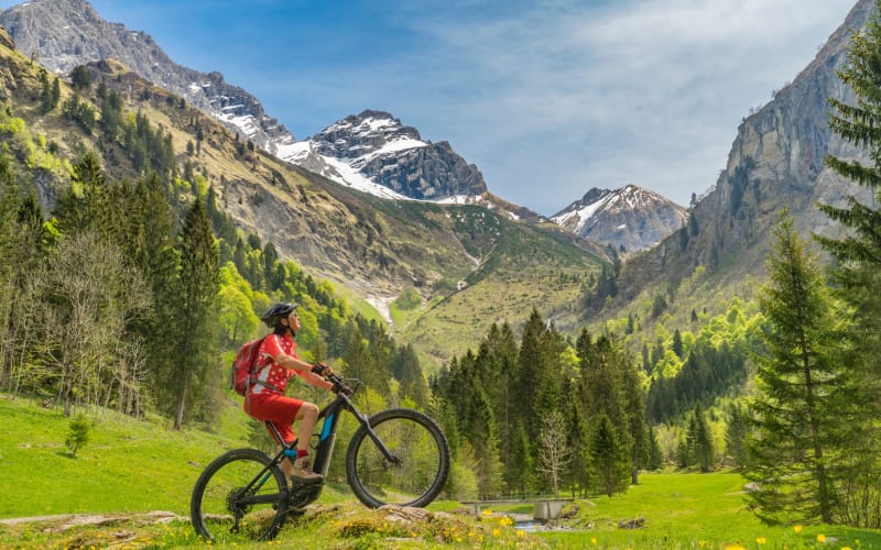 Cycliste dans les montagnes en Allemagne. 