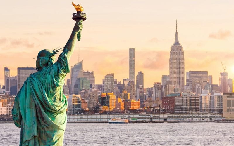 Statue de la liberté regardant la ville de New York. 