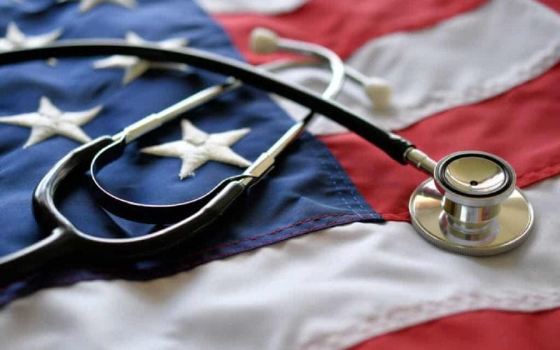 Un stéthoscope sur un drapeau des Etats-Unis. 