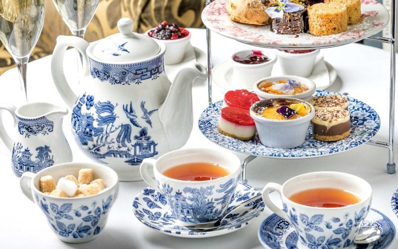 Tasses de thé avec pâtisserie en Angleterre pour moment convivial. 