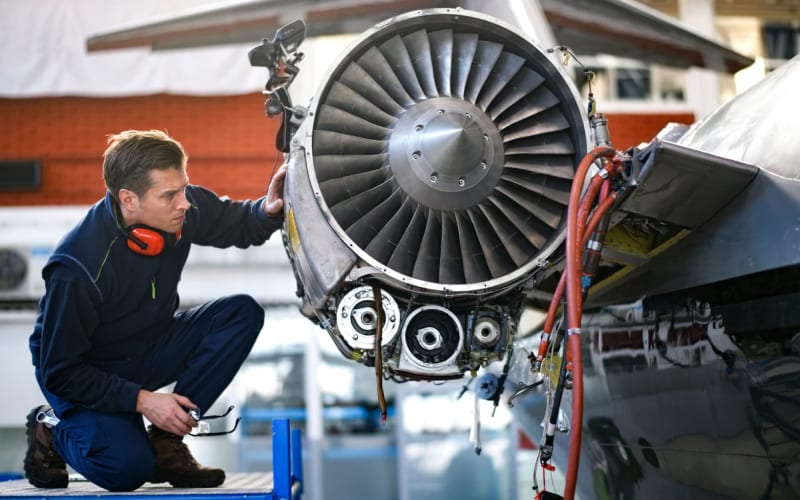 Un technicien travaillant sur un avion en Australie. 