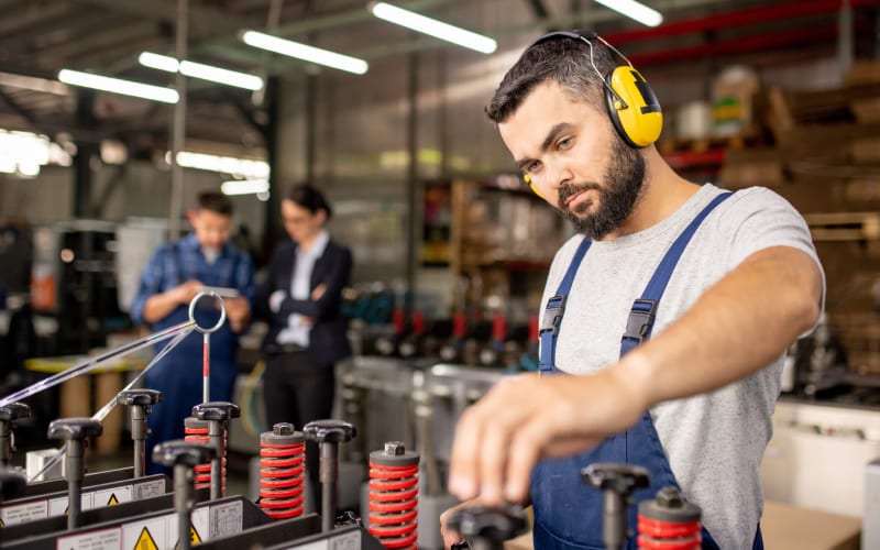 Un technicien étranger travaillant sur une machine au Canada. 